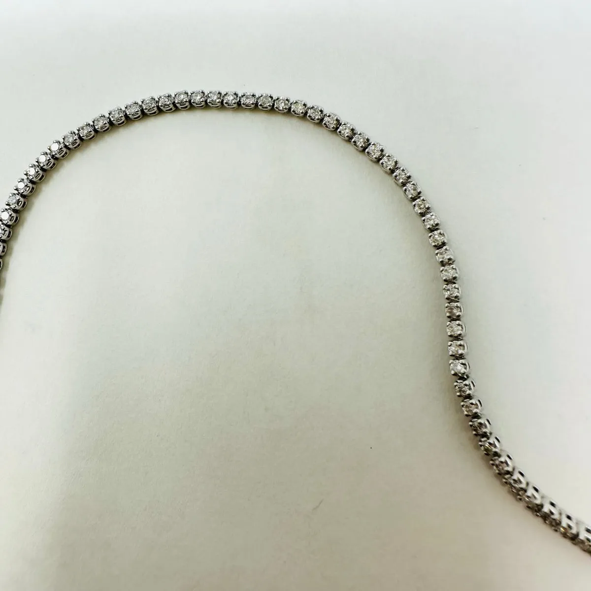 18K White Gold Tennis Bracelet with 81 Diamonds