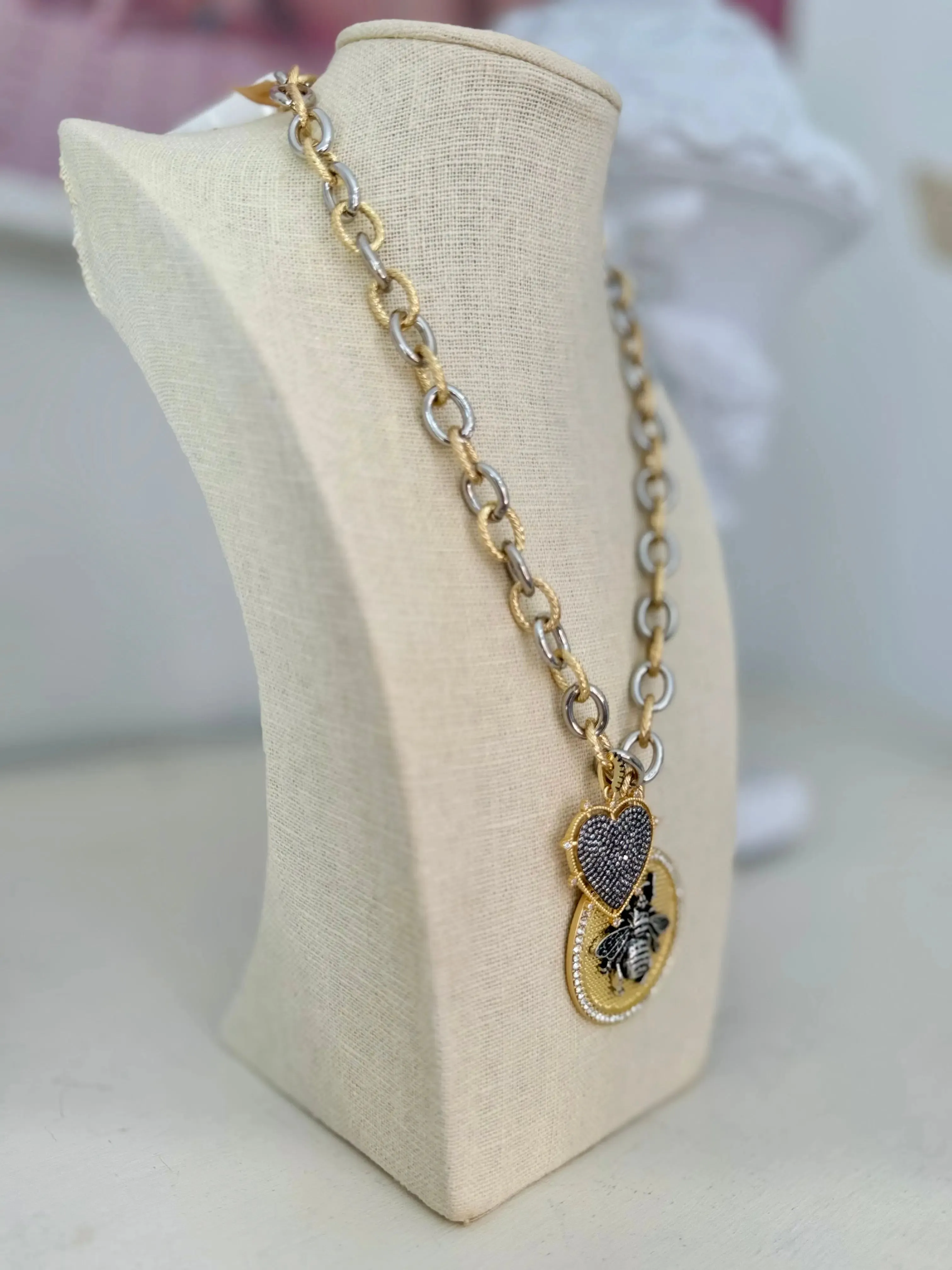 I'm The Queen Bee Necklace - Gold