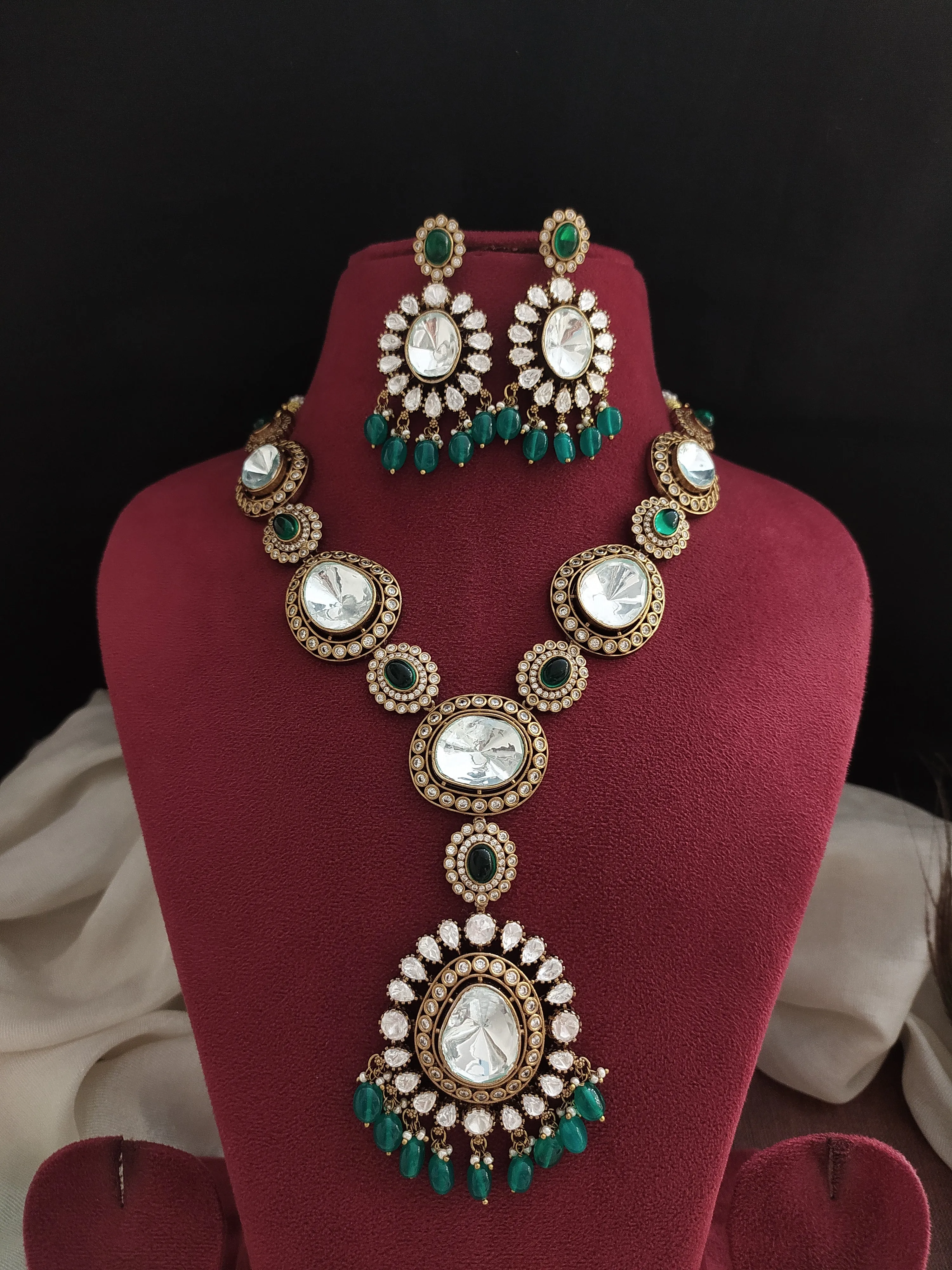 Mesmerizing Big Stones Victorian Necklace Sets