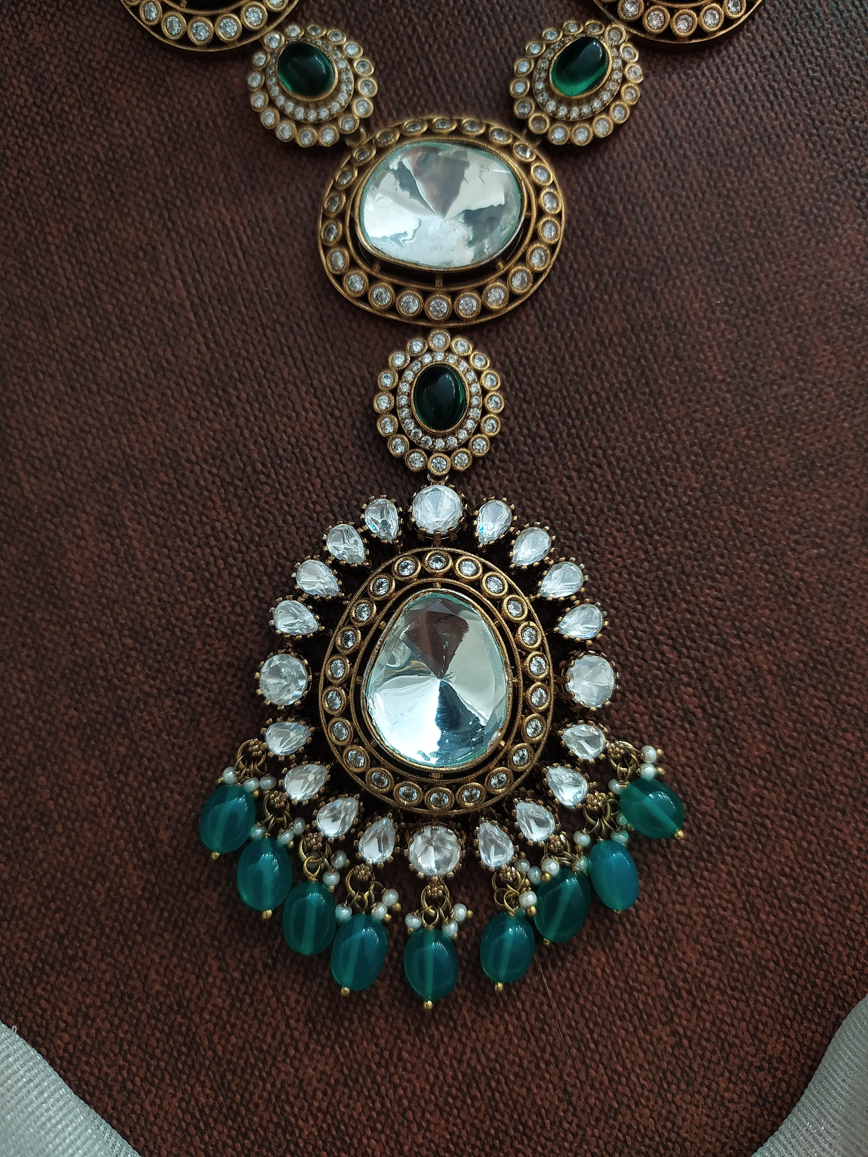 Mesmerizing Big Stones Victorian Necklace Sets