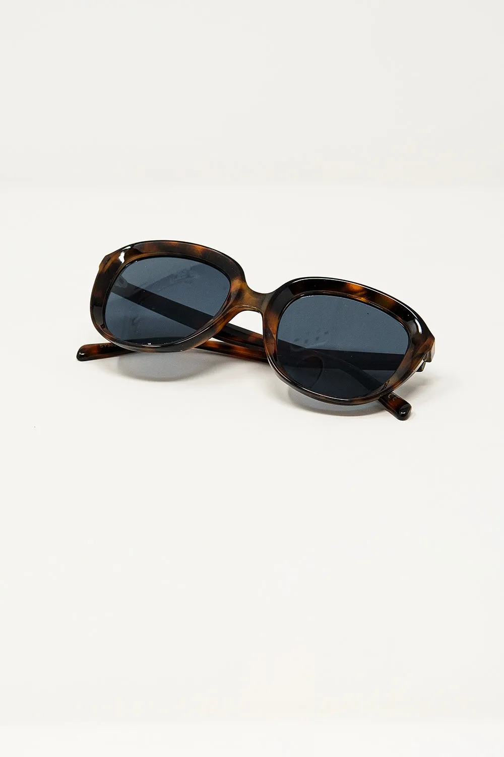 Round Sunglasses In Dark Tortoise Shell